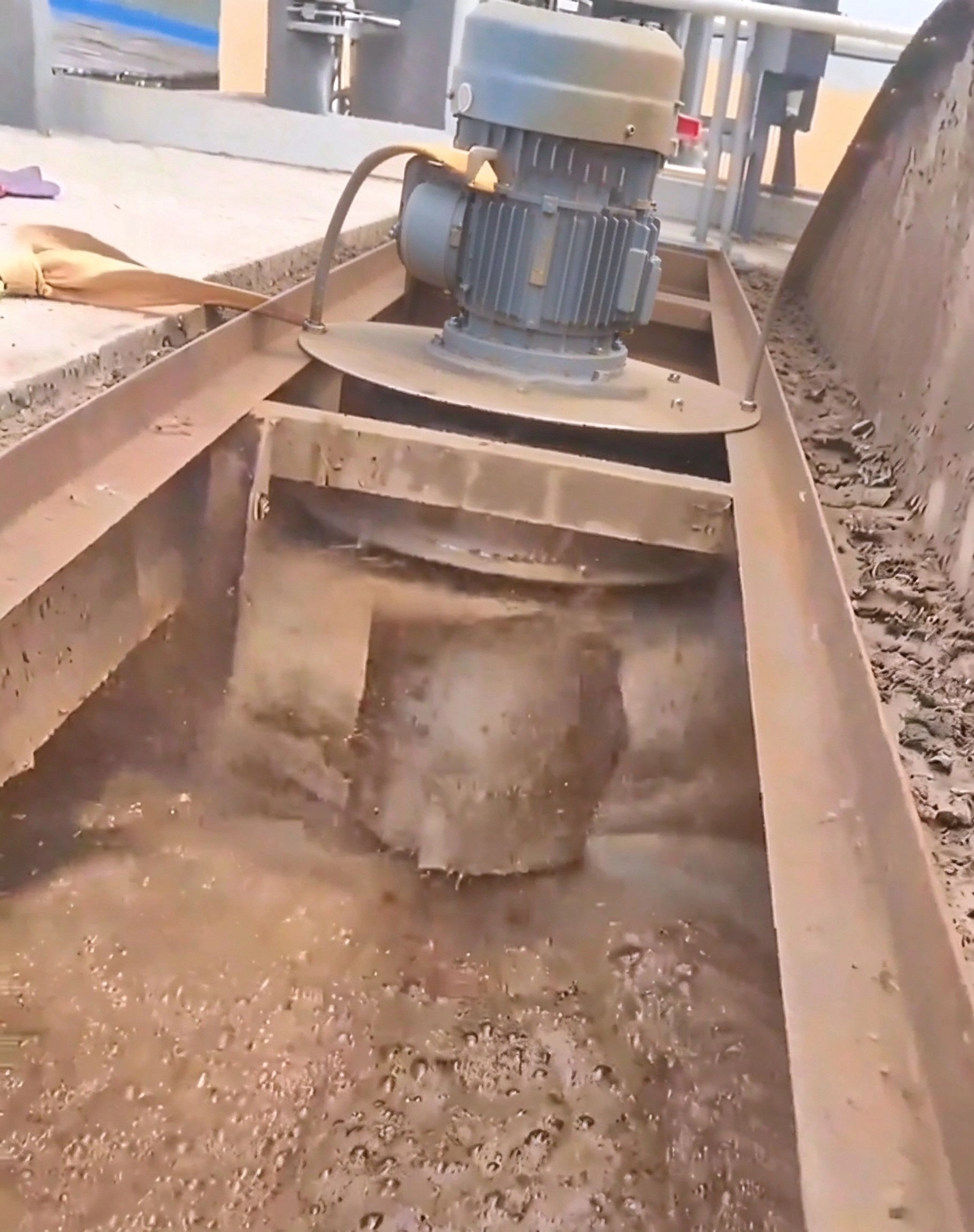 DP-H chemical and industrial mechanical foam breaker on a process tank